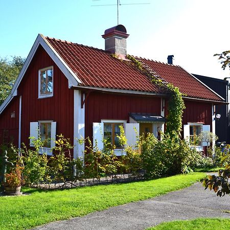 Rustik Stuga Med Lantlig Kaensla Naera Oerebro City Экстерьер фото
